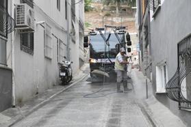 Kuşadası'nda iki mahallede temizlik çalışması