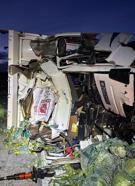 Mersin'de TIR'a çarpan sebze yüklü kamyonun şoförü öldü