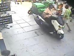 Bakırköy’de motokuryeye yumruklu saldırı kamerada; şikayetçi oldu