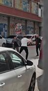 Babasını darbeden kişiye tabancayla bacağından yaraladı; o anlar kamerada