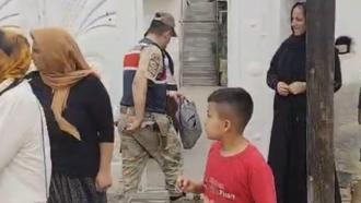 Ev sahibini bıçaklayıp sandalyeye bağladılar, gasbettikleri altınlarla kaçtılar