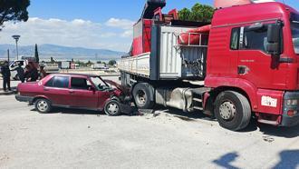 TIR'ın yakıt deposuna çarpan otomobilde iki yaralı