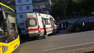 Sürücüsünün kalp krizi geçirdiği servis minibüsü, otomobille çarpıştı; 1 ölü