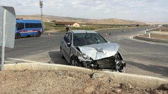Sivas'ta iki otomobil çarpıştı: 4 yaralı