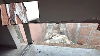 Zeytinburnu'nda inşaat çalışmasında yan binadaki dairenin dün yatak odası, bugün banyo duvarı yıkıldı