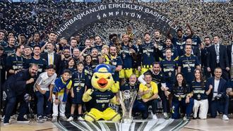 Fenerbahçe Tarfin, şampiyonluk kupasını aldı