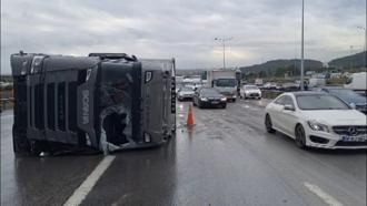 İstanbul'da yağışla birlikte meydana gelen kazalar, trafik yoğunluğuna neden oldu