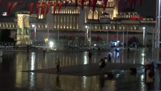 Taksim'de yağış etkili oldu
