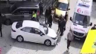 Zeytinburnu'nda 2 araç çarpıştı; kız çocuğunun yaralandığı kaza kamerada