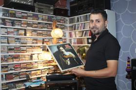 25 metrekare odada 15 bin plak, kaset ve CD’den oluşan koleksiyon oluşturdu