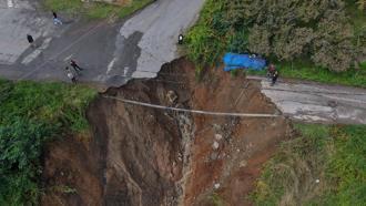 Trabzon'da mahalle yolu çöktü; sürüklenen araçlaki 2 kişi yaralandı