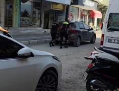 Polisler, arızalanan otomobili iterek sürücüye yardım etti