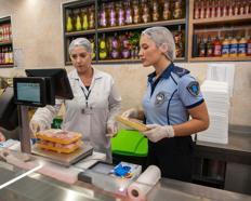 Kuşadası'nda zincir marketlere sıkı denetim