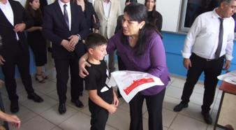 Meslek lisesi öğrencileri köy öğrencilerine forma dikti