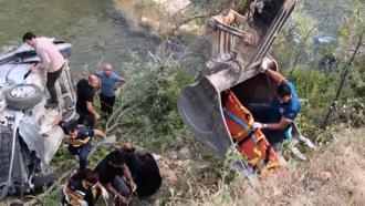 Tunceli’de hafif ticari araç çay kenarına devrildi: 2’si ağır, 5 yaralı