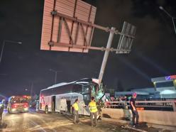 Yolcu otobüsü yön tabelasının direğine çarptı: 11 yaralı