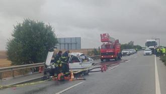 TIR, otomobile çarptı; 2 ölü