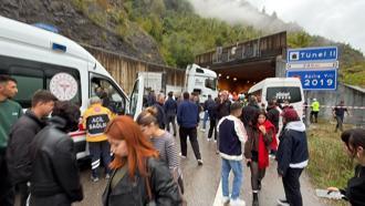Minibüs ile TIR çarpıştı: 1 ölü, 11 yaralı