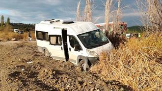 Balıkesir'de işçi servis minibüsü şarampole yuvarlandı; 13 yaralı