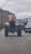 Kafasına taktığı dubayla traktörle trafikte ilerledi