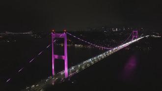 FSM Köprüsü 'Meme Kanseri Farkındalık Ayı' kapsamında pembe ışıklarla aydınlatıldı