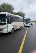 Tur midibüsü park halindeki midibüse çarptı