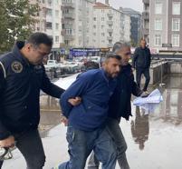 Bayrağı çöpe attı ‘vatan hainleri’ diye paylaşım yaptı