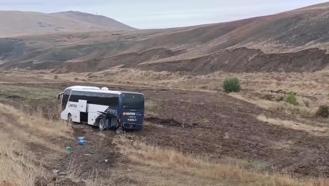 Yolcu otobüsü tarlaya girdi: 2’si çocuk 9 yaralı