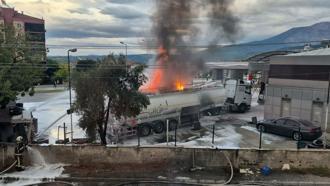 Akaryakıt istasyonunda tankerde çıkan yangın, yanındakine de sıçradı