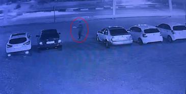 Benzin dökerek 6 otomobili ateşe verdi