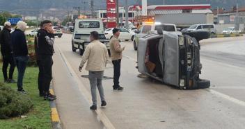 Kontrolden çıkan kamyonet yol ortasında yan yattı
