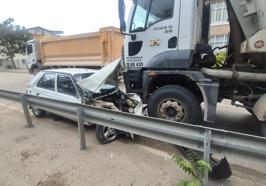 Kamyonun altına giren otomobilden yara almadan çıktılar