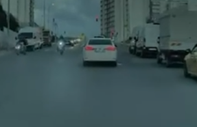 Esenyurt'ta hafif ticari aracın motosiklete çarptığı kaza kamerada