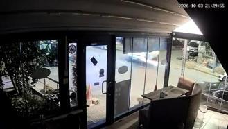 Ümraniye'de motosikletin hafif ticari araca çarptığı kaza kamerada
