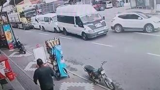 4 aracın karıştığı zincirleme kaza kamerada