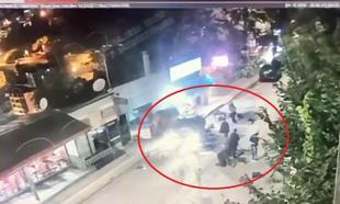 Otomobilin çarpmasıyla 6 kişinin yaralandığı kaza kamerada