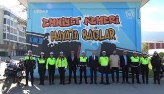 UEDAŞ'ın 'Trafolar Konuşuyor' projesi bu kez emniyet kemeri için uyardı