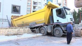 Pendik’te freni boşalan hafriyat kamyonu iş yerine girdi; araçtan atlayan şoför yaralandı