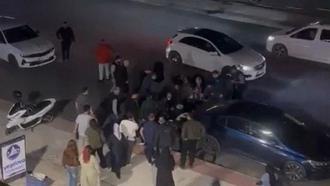 Otomobille çarpışan motosiklet, kontrolden çıkarak park halindeki başka otomobile çarptı: 2 yaralı