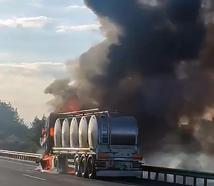 Otoyolda alev alan TIR, kullanılamaz hale geldi