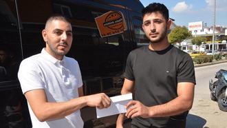 Parasını düşüren motosikletliye sanal medyadan ulaşıp teslim etti