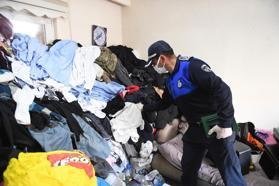 Kötü koku yayılan evden 20 kamyon çöp çıktı