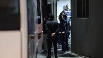 Bayraklı Belediyesi'ne yönelik operasyonda gözaltına alınan 43 şüpheli adliyede