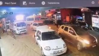 Otomobilin markete girdiği kaza kamerada