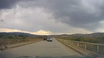 Hatalı sollama yapan sürücünün kazadan kıl payı kurtulduğu anlar kamerada