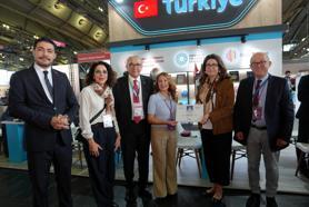 Frankfurt Kitap Fuarı’nda Nurhan Şahinkaya’ya teşekkür belgesi