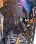 İş yerinin önündeki paletleri çalıp motosiklete yüklediler; o anlar kamerada