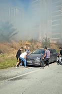 Edirne'de otluk alanda yangın; otomobili kurtarmak için seferber oldular