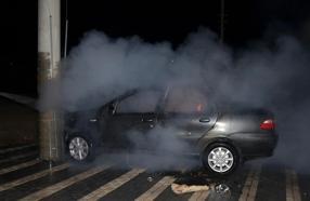 Çarpışan otomobillerden biri alev aldı: 2 yaralı