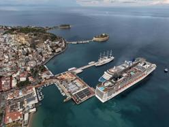 Kuşadası'na 1 günde 4 kruvaziyer ile denizden 6 bin turist geldi